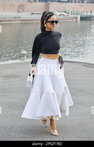 MAILAND, ITALIEN - 24. FEBRUAR 2023: Anna Rosa Vitiello mit weißem Rock und schwarzem Oberteil vor der Sportmax-Modenschau, Mailand Fashion Week Street Style Stockfoto
