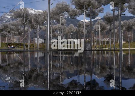 Wattens, Österreich - 18. März 2023 - die wunderschönen Kristallwolken im Garten von Swarovski Kristallwelten (Kristallwelt) Stockfoto