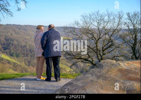 Seniorenpaar schaut sich an einem klaren Tag an einem malerischen Aussichtspunkt an Stockfoto