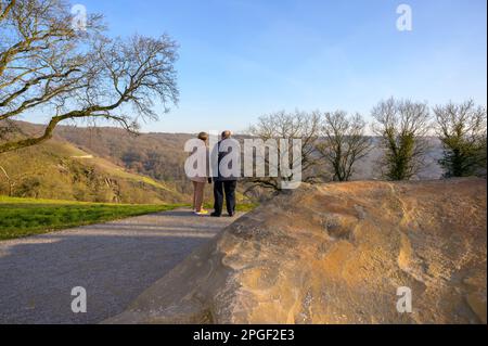 Seniorenpaar, das im Winter den Blick auf einen Weinberg an einem malerischen Aussichtspunkt genießt Stockfoto