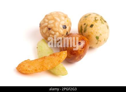 Ein Trail Mix aus verschiedenen Rice Crackers ein würziger und salziger Snack isoliert auf weißem Hintergrund Stockfoto