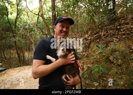 Nick Forsey mit seinem Hund. Die Bombenräumer untersuchten am Samstag eine vermutete Granate, die in der Nähe eines beliebten Wanderwegs in Hongkong gefunden wurde, laut der Polizei. Ein Ausländer berichtete um 10,36am Uhr, dass er eine japanische Granate gefunden hat, an der Wong Nai Chung Gap Road, Happy Valley, sagte ein Polizeisprecher. SCMP/Dickson Lee Stockfoto