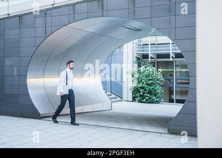 Geschäftsmann mit Laptop, München, Bayern, Deutschland Stockfoto