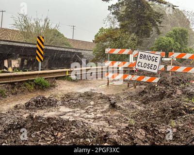 Carpinteria, Kalifornien, USA. 21. März 2023. Die Padero Lane Road ist geschlossen, da der neueste stimmungsvolle Fluss Ströme von Regen hinunterschickt, die durch Hurrikane beschleunigt werden, die Bäume stürzen und die Brücke blockieren, wodurch Eigentümer von Wohnungen im Wert von zwanzig Millionen bis einhundert Millionen Dollar daran gehindert werden, von ihren Wohnungen zu kommen oder zu gehen. (Kreditbild: © Amy Katz/ZUMA Press Wire) NUR REDAKTIONELLE VERWENDUNG! Nicht für den kommerziellen GEBRAUCH! Stockfoto