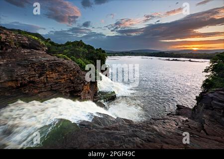 Wasserfall bei Sonnenuntergang, Canaima Nationalpark, Bolivar State, Venezuela Stockfoto