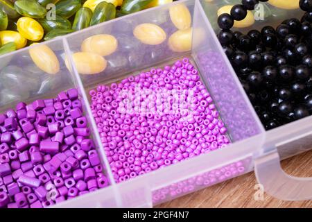 Bunte Perlen in Behältern, Nahaufnahme, Kunsthandwerk, Makrofoto Stockfoto