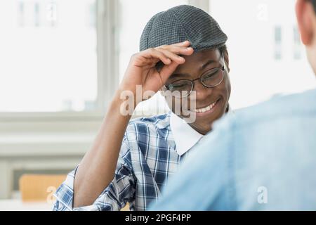 Universitätsstudenten, die in der Kantinenschule in Bayern sitzen Stockfoto