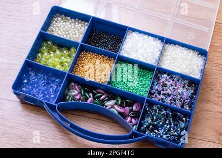 Bunte Perlen in Behältern, Nahaufnahme, Kunsthandwerk, Makrofoto Stockfoto