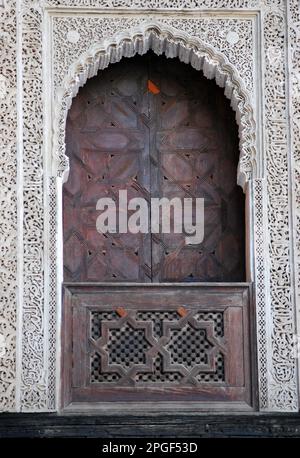 Innenhof der Koran-Schule, Madrasa Bou Inania, architektonische Details. Marokko Stockfoto