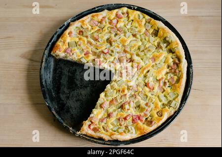 Blick von oben auf frisch gebackenen Kuchen auf Holztisch Stockfoto