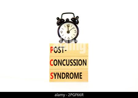 PCS-Postconcussion-Syndrom-Symbol. Konzeptbegriffe PCS-Postconcussion-Syndrom auf Holzblöcken auf einem schönen weißen Tischhintergrund. Medizinisch Stockfoto