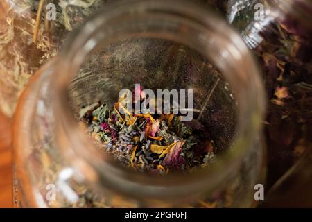 Getrocknete Kräuter in einem Glas Stockfoto