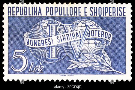 MOSKAU, RUSSLAND - 16. MÄRZ 2023: Briefmarken in Albanien zeigen Kongresslogo, 4. Weltgewerkschaftskongress, Leipzig-Serie, ca. 1957 Stockfoto