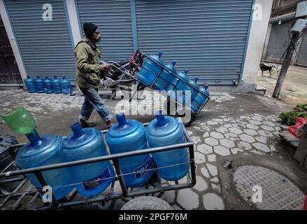 Kathmandu, Bagmati, Nepal. 22. März 2023. Ein Mann trägt Wassergläser für den Verkauf auf dem Markt von einem Wasserversorger in Kathmandu, Nepal, am 22. März 2023, dem Weltwassertag. (Kreditbild: © Sunil Sharma/ZUMA Press Wire) NUR REDAKTIONELLE VERWENDUNG! Nicht für den kommerziellen GEBRAUCH! Stockfoto