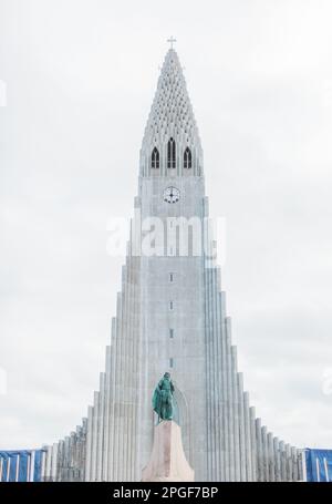 Kathedrale von Hallgrímskirkja in Reykjavik Island an einem bewölkten Wintertag Stockfoto