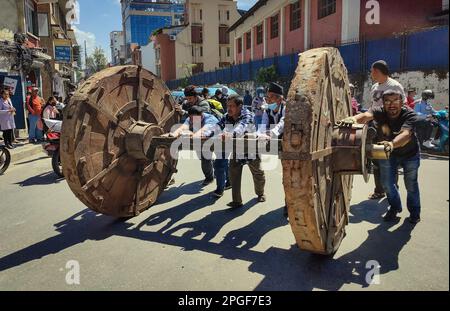 Kathmandu, Bagmati, Nepal. 22. März 2023. Die Leute Rollen die Räder, um den Wagen für das Seto Machhendranath-Wagenfestival am 22. März 2023 in Kathmandu, Nepal, vorzubereiten. Seto Machhendranath, auch bekannt als Gott des Rains, ist eine Gottheit, die von Hindus und Buddhisten verehrt wird. (Kreditbild: © Sunil Sharma/ZUMA Press Wire) NUR REDAKTIONELLE VERWENDUNG! Nicht für den kommerziellen GEBRAUCH! Stockfoto