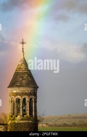 Timoleague, West Cork, Irland. 22. März 2023. Ein Regenbogen scheint von der Geburtskirche der Heiligen Jungfrau Maria nach einem heftigen Regenschauer zu kommen. Kredit: AG News/Alamy Live News Stockfoto