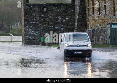 Timoleague, West Cork, Irland. 22. März 2023. Timoleague überschwemmte heute Abend unter der berühmten Franziskaner Abtei aufgrund der astronomischen Flut im Frühling. Morgen früh wird bei Flut mit weiteren Überschwemmungen gerechnet. Kredit: AG News/Alamy Live News Stockfoto