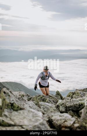 Wanderungen junger Frauen auf den Felsen von Katahdin, Maine Stockfoto