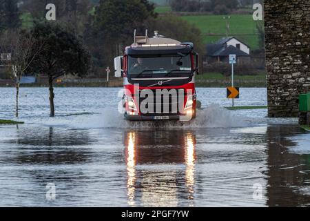 Timoleague, West Cork, Irland. 22. März 2023. Timoleague überschwemmte heute Abend unter der berühmten Franziskaner Abtei aufgrund der astronomischen Flut im Frühling. Morgen früh wird bei Flut mit weiteren Überschwemmungen gerechnet. Kredit: AG News/Alamy Live News Stockfoto