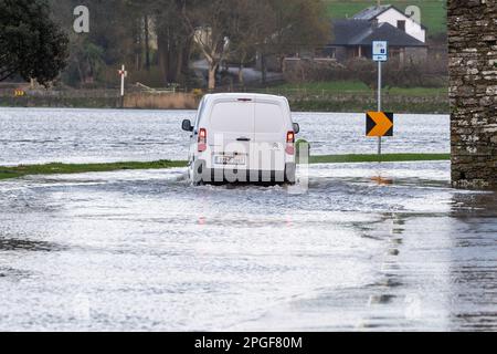 Timoleague, West Cork, Irland. 22. März 2023. Timoleague überschwemmte heute Abend unter der berühmten Franziskaner Abtei aufgrund der astronomischen Flut im Frühling. Morgen früh wird bei Flut mit weiteren Überschwemmungen gerechnet. Kredit: AG News/Alamy Live News Stockfoto