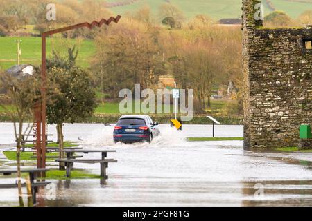 Timoleague, West Cork, Irland. 22. März 2023. Timoleague überschwemmte heute Abend unter der berühmten Franziskaner Abtei aufgrund der astronomischen Flut im Frühling. Morgen früh wird bei Flut mit weiteren Überschwemmungen gerechnet. Kredit: AG News/Alamy Live News Stockfoto