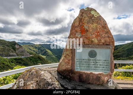 Remutaka Pass Aussichtspunkt und Gedenkstein. Neuseeland Nordinsel. Remutaka-Bereich. Plaque. Ehemaliger Titel: Rimutaka Stockfoto