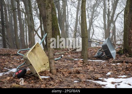 Verlassene Schubkarren in den Wäldern an einem nebligen Frühlingstag in Pornaistenniemi, Helsinki, Finnland Stockfoto