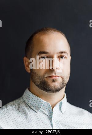 Porträt eines 30-jährigen Geschäftsmanns in Jeans und Hemd Stockfoto
