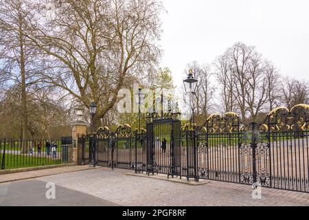 London, Greenwich, Großbritannien - 05. April 2018: Kunstvolles Tor, Eintritt zum Greenwich Park. Frühlingssaison. Stockfoto