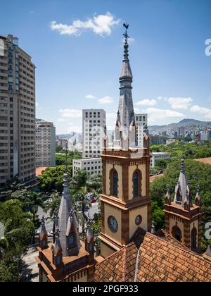 Wunderschöner Blick auf die Drohne und das Kirchengebäude und die grünen Bäume Stockfoto