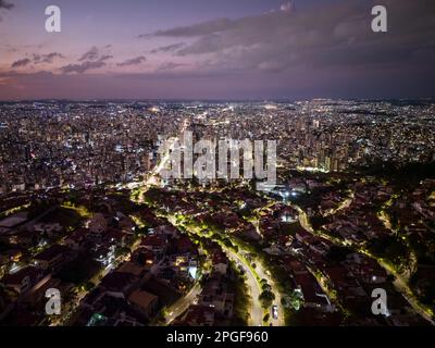 Wunderschöner Blick auf die Drohnen zu Häusern und öffentlichen Straßenlichtern bei Nacht Stockfoto