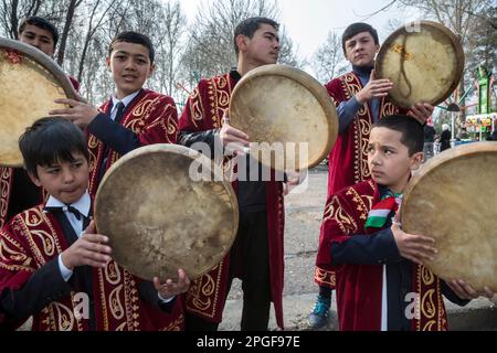 Stadt Khujand, Tadschikistan. 21. März 2015. Tadschikische Musiker in Nationalkostümen spielten während des Feiertags in Nowruz in der Stadt Khujand in der Republik Tadschikistan auf beliebten Schlaginstrumenten Dayereh Stockfoto