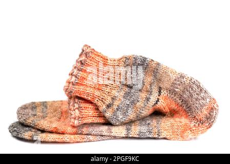 Gestrickte Strümpfe auf weißem Hintergrund Stockfoto