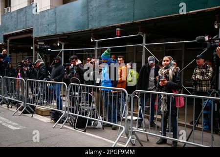 Vor dem Gebäude der Strafgerichte, während die Grand Jury am 22. März 2023 in New York City weiterhin Beweise gegen den ehemaligen Präsidenten Donald Trump hört. Die Grand Jury trifft sich, um zu entscheiden, ob Trump angeklagt werden sollte, in Verbindung mit einer geheimen Bezahlung der erwachsenen Filmschauspielerin Stephanie Clifford, die bekannt ist als Stormy Daniels. Trump hat seine Unterstützer aufgefordert, gegen einen solchen Schritt zu protestieren. Kredit: Brasilien Photo Press/Alamy Live News Stockfoto