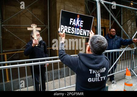 Vor dem Gebäude der Strafgerichte, während die Grand Jury am 22. März 2023 in New York City weiterhin Beweise gegen den ehemaligen Präsidenten Donald Trump hört. Die Grand Jury trifft sich, um zu entscheiden, ob Trump angeklagt werden sollte, in Verbindung mit einer geheimen Bezahlung der erwachsenen Filmschauspielerin Stephanie Clifford, die bekannt ist als Stormy Daniels. Trump hat seine Unterstützer aufgefordert, gegen einen solchen Schritt zu protestieren. Kredit: Brasilien Photo Press/Alamy Live News Stockfoto