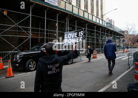 Vor dem Gebäude der Strafgerichte, während die Grand Jury am 22. März 2023 in New York City weiterhin Beweise gegen den ehemaligen Präsidenten Donald Trump hört. Die Grand Jury trifft sich, um zu entscheiden, ob Trump angeklagt werden sollte, in Verbindung mit einer geheimen Bezahlung der erwachsenen Filmschauspielerin Stephanie Clifford, die bekannt ist als Stormy Daniels. Trump hat seine Unterstützer aufgefordert, gegen einen solchen Schritt zu protestieren. Kredit: Brasilien Photo Press/Alamy Live News Stockfoto