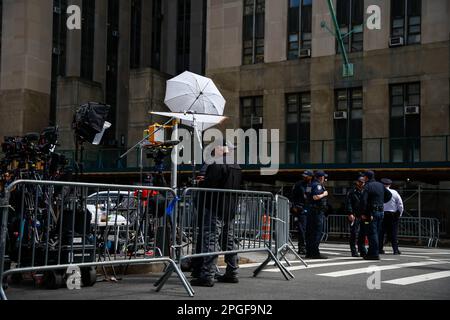 Vor dem Gebäude der Strafgerichte, während die Grand Jury am 22. März 2023 in New York City weiterhin Beweise gegen den ehemaligen Präsidenten Donald Trump hört. Die Grand Jury trifft sich, um zu entscheiden, ob Trump angeklagt werden sollte, in Verbindung mit einer geheimen Bezahlung der erwachsenen Filmschauspielerin Stephanie Clifford, die bekannt ist als Stormy Daniels. Trump hat seine Unterstützer aufgefordert, gegen einen solchen Schritt zu protestieren. Kredit: Brasilien Photo Press/Alamy Live News Stockfoto