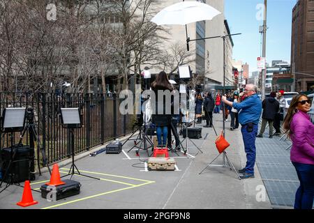 Vor dem Gebäude der Strafgerichte, während die Grand Jury am 22. März 2023 in New York City weiterhin Beweise gegen den ehemaligen Präsidenten Donald Trump hört. Die Grand Jury trifft sich, um zu entscheiden, ob Trump angeklagt werden sollte, in Verbindung mit einer geheimen Bezahlung der erwachsenen Filmschauspielerin Stephanie Clifford, die bekannt ist als Stormy Daniels. Trump hat seine Unterstützer aufgefordert, gegen einen solchen Schritt zu protestieren. Kredit: Brasilien Photo Press/Alamy Live News Stockfoto