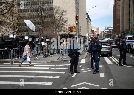 Vor dem Gebäude der Strafgerichte, während die Grand Jury am 22. März 2023 in New York City weiterhin Beweise gegen den ehemaligen Präsidenten Donald Trump hört. Die Grand Jury trifft sich, um zu entscheiden, ob Trump angeklagt werden sollte, in Verbindung mit einer geheimen Bezahlung der erwachsenen Filmschauspielerin Stephanie Clifford, die bekannt ist als Stormy Daniels. Trump hat seine Unterstützer aufgefordert, gegen einen solchen Schritt zu protestieren. Kredit: Brasilien Photo Press/Alamy Live News Stockfoto