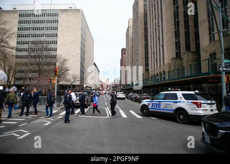 Vor dem Gebäude der Strafgerichte, während die Grand Jury am 22. März 2023 in New York City weiterhin Beweise gegen den ehemaligen Präsidenten Donald Trump hört. Die Grand Jury trifft sich, um zu entscheiden, ob Trump angeklagt werden sollte, in Verbindung mit einer geheimen Bezahlung der erwachsenen Filmschauspielerin Stephanie Clifford, die bekannt ist als Stormy Daniels. Trump hat seine Unterstützer aufgefordert, gegen einen solchen Schritt zu protestieren. Kredit: Brasilien Photo Press/Alamy Live News Stockfoto