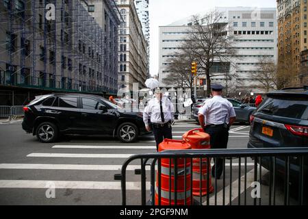 Vor dem Gebäude der Strafgerichte, während die Grand Jury am 22. März 2023 in New York City weiterhin Beweise gegen den ehemaligen Präsidenten Donald Trump hört. Die Grand Jury trifft sich, um zu entscheiden, ob Trump angeklagt werden sollte, in Verbindung mit einer geheimen Bezahlung der erwachsenen Filmschauspielerin Stephanie Clifford, die bekannt ist als Stormy Daniels. Trump hat seine Unterstützer aufgefordert, gegen einen solchen Schritt zu protestieren. Kredit: Brasilien Photo Press/Alamy Live News Stockfoto