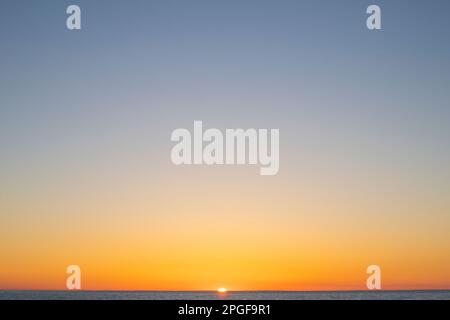 Sonnenuntergang über dem See Stockfoto