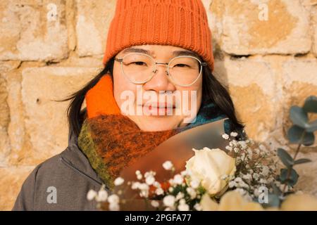 Porträt einer asiatischen Frau mit einem Blumenstrauß Stockfoto