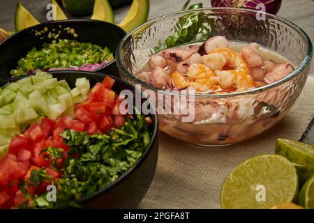 Garnelenbouillon ohne Schalen mit Gemüse als Beilage Stockfoto