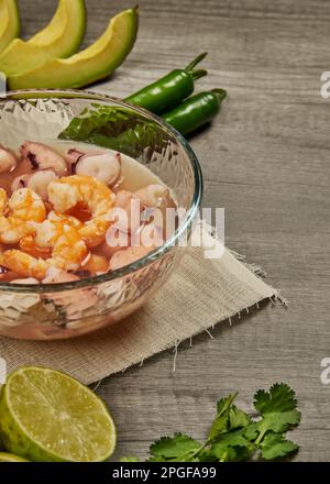 Garnelenbouillon ohne Schalen mit Gemüse als Beilage Stockfoto