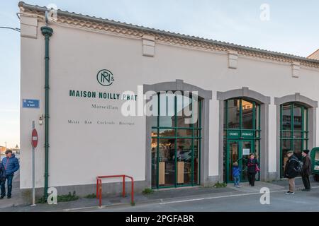 Marseillan, Frankreich - 30. Dezember 2018: Architektonische Details der Fassade des Maison Noilly Prat - Boutique-Cocktailbar-Museum im Stadtzentrum Stockfoto