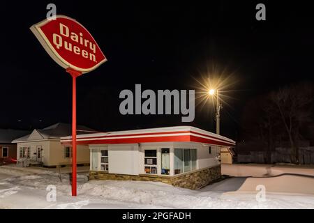 Dairy Queen, für den Winter geschlossen, in Munising, Obere Halbinsel, Michigan, USA [Keine Veröffentlichung von Eigentum; nur redaktionelle Lizenzierung] Stockfoto