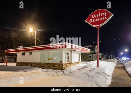 Dairy Queen, für den Winter geschlossen, in Munising, Obere Halbinsel, Michigan, USA [Keine Veröffentlichung von Eigentum; nur redaktionelle Lizenzierung] Stockfoto