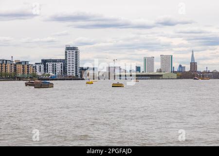 London, Greenwich, Großbritannien - 05. April 2019: Blick auf die Skyline von London am bewölkten Himmel. Am Grund der Themse. Stockfoto